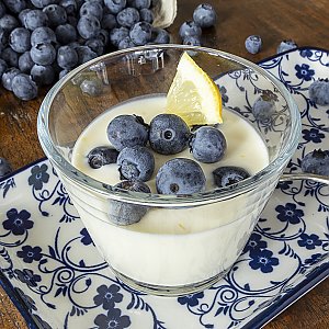 Joghurt mit Heidelbeeren und Zitronenzesten