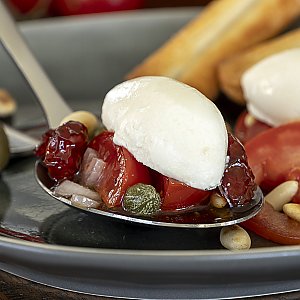 Kapern-Mousse auf Tomaten-Kapern-Vinaigrette