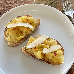 Kürbis-Carpaccio mit Champagner-Chili-Vinaigrette