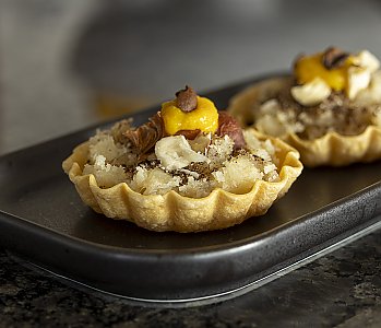 Tartelettes mit Schwarzwurzelstampf, Schwarzwurzelschalen-Espresso-Pulver und Orangenschalen-Gel