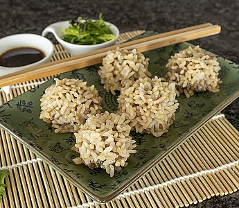 Asiatische Hackfleisch-Bällchen in Reishülle