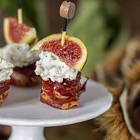 Speckkörbchen mit Maroni-Feigen-Dip