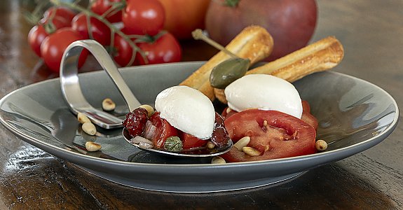 Kapern-Mousse auf Tomaten-Kapern-Vinaigrette