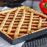 Herzhafte Linzertorte mit Haselnüssen und Paprika