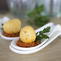 frittierte Mozarella-Bällchen mit Tomatenpesto