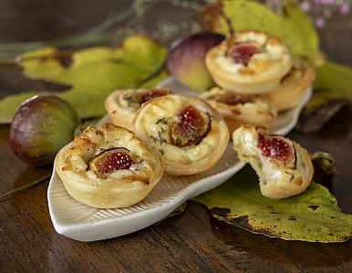 Quark-Tartelettes mit Scamorza und Feige